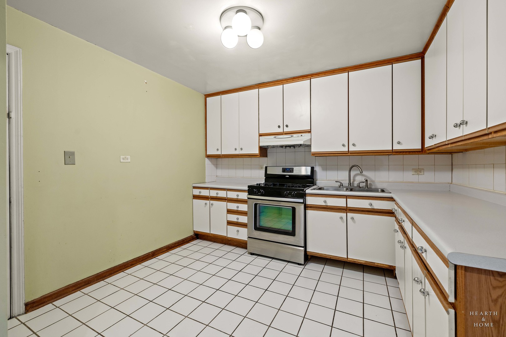 9500 Dee Road, Unit 2F Des Plaines, IL 60016 - Photo 9 of 20 a kitchen with a sink cabinets and appliances