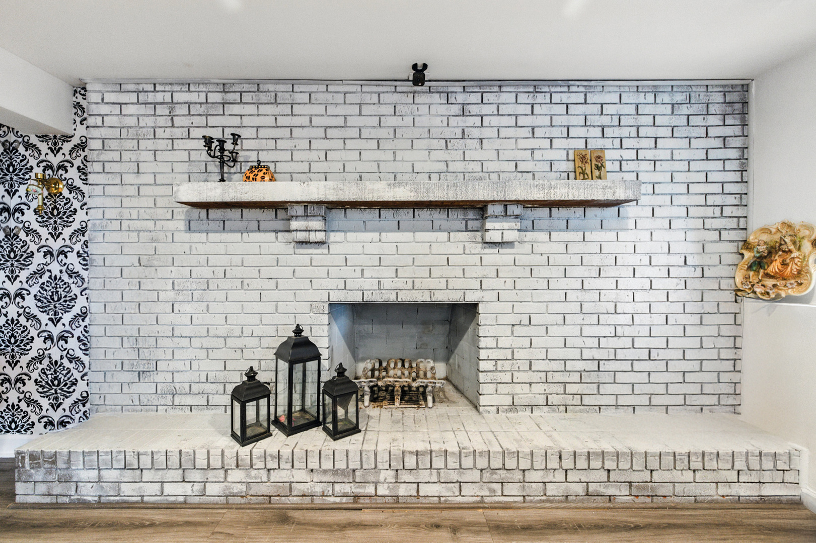 2938 East Shagbark Trail Crete, IL 60417 - Photo 12 of 26 a table with a table and chairs in front of it