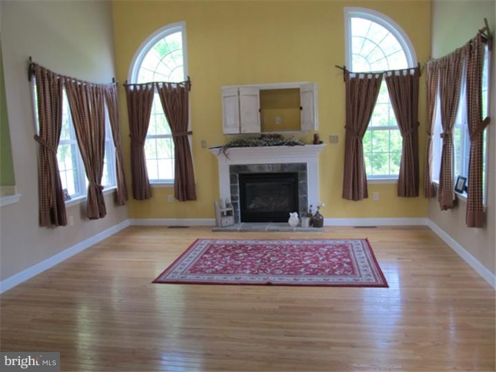 302 Shelly Drive Sinking Spring, PA 19608 - Photo 6 of 15 Living Room