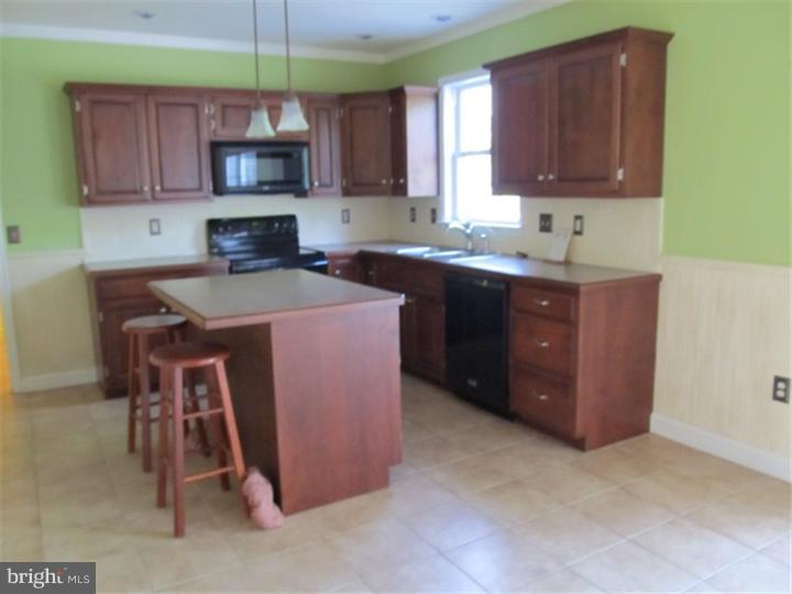 302 Shelly Drive Sinking Spring, PA 19608 - Photo 8 of 15 Kitchen
