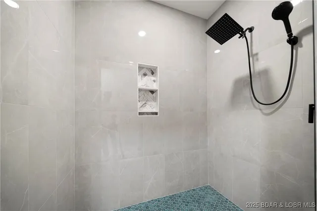 $875,000 | 422 Outer Drive, Lake Ozark, MO 65049