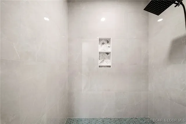 $875,000 | 422 Outer Drive, Lake Ozark, MO 65049