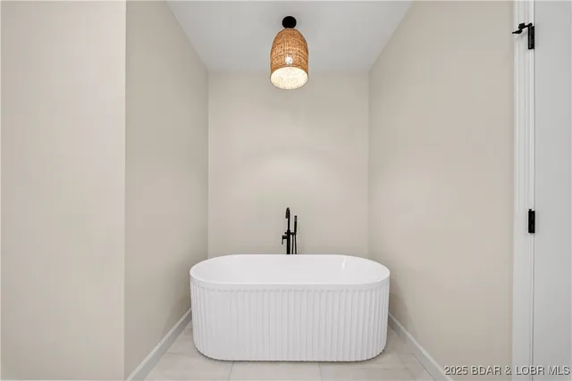 $875,000 | 422 Outer Drive, Lake Ozark, MO 65049