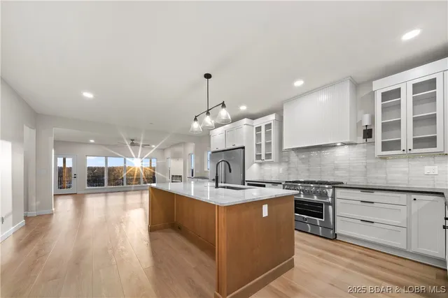 $875,000 | 422 Outer Drive, Lake Ozark, MO 65049