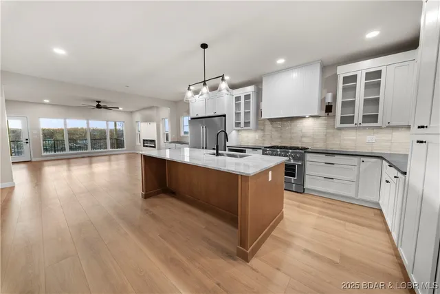 $875,000 | 422 Outer Drive, Lake Ozark, MO 65049