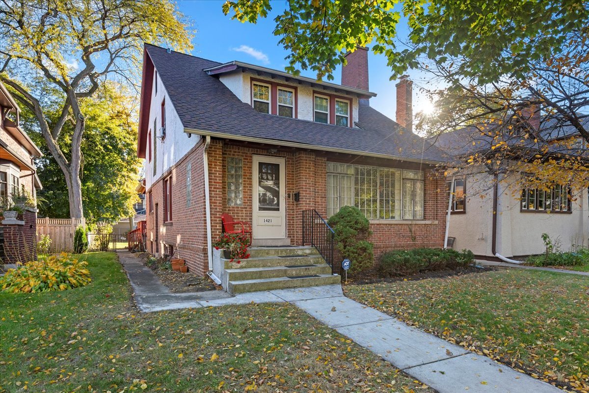 1421 West Juneway Terrace Chicago, IL 60626 - Photo 2 of 40 a front view of a house with garden