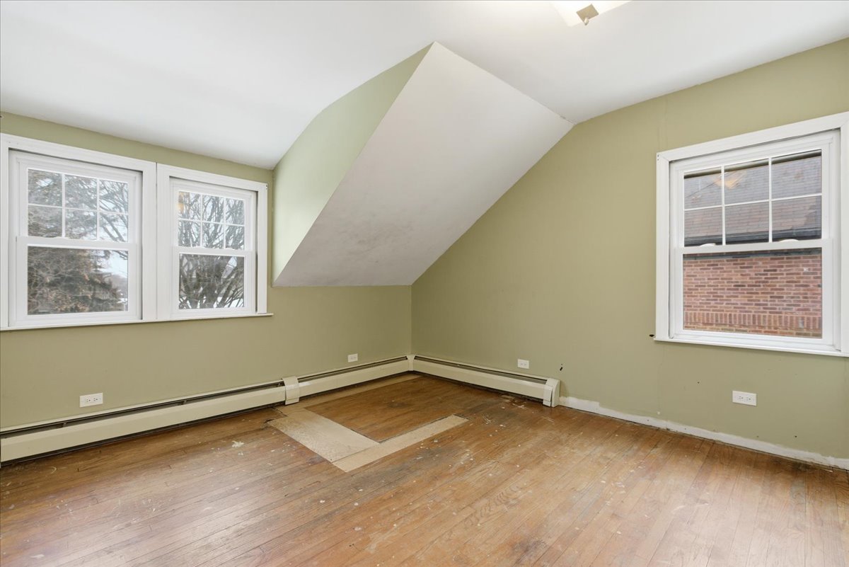 1421 West Juneway Terrace Chicago, IL 60626 - Photo 29 of 40 an empty room with a window