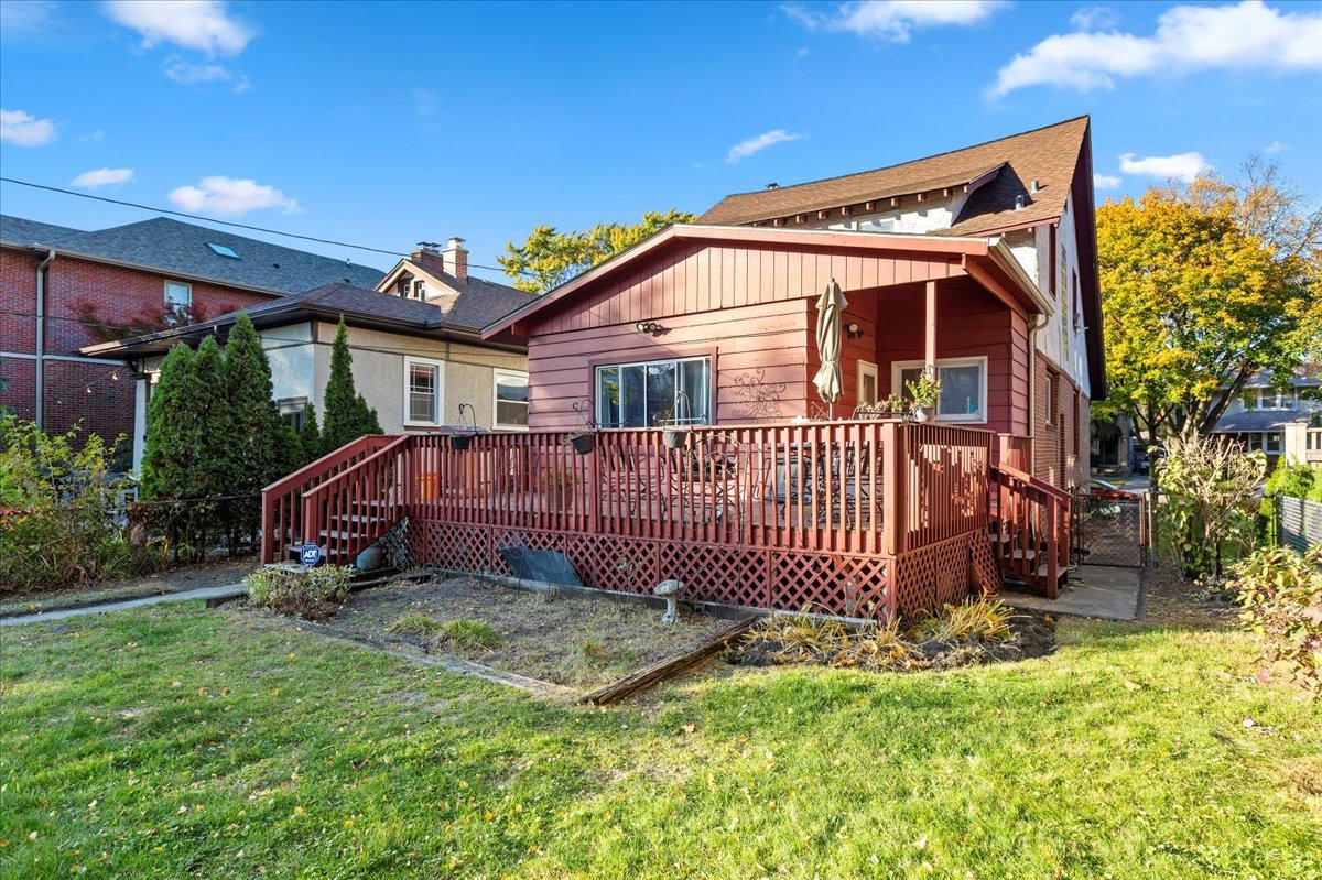1421 West Juneway Terrace Chicago, IL 60626 - Photo 4 of 40 a view of a house with a yard and deck