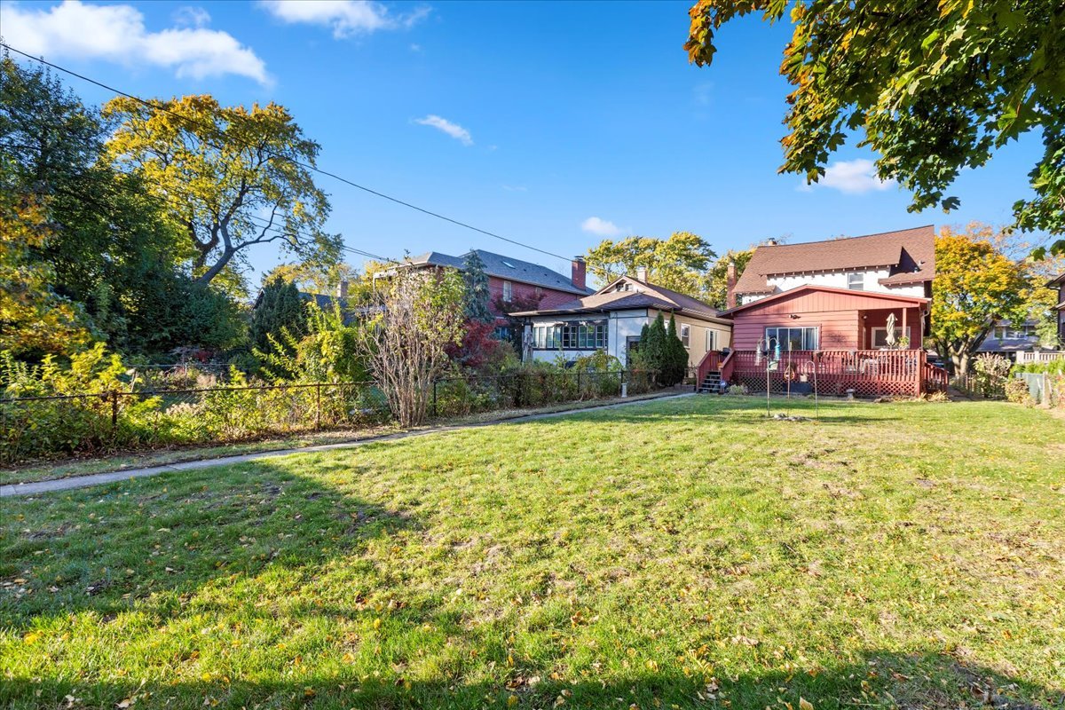 1421 West Juneway Terrace Chicago, IL 60626 - Photo 8 of 40 a front view of a building with a yard