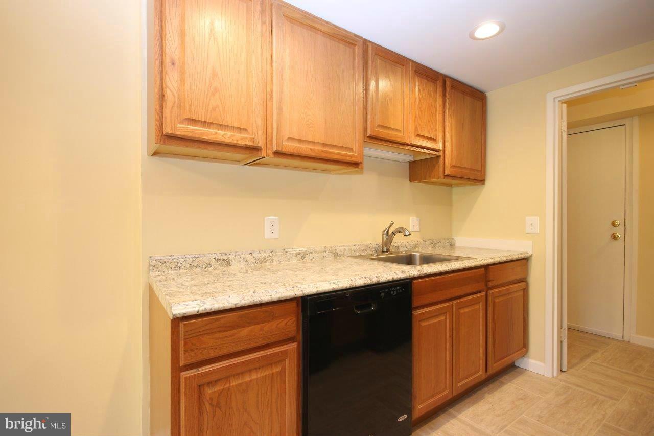 11643 Stoneview Square, Unit 1B Reston, VA 20191 - Photo 2 of 24 Kitchen