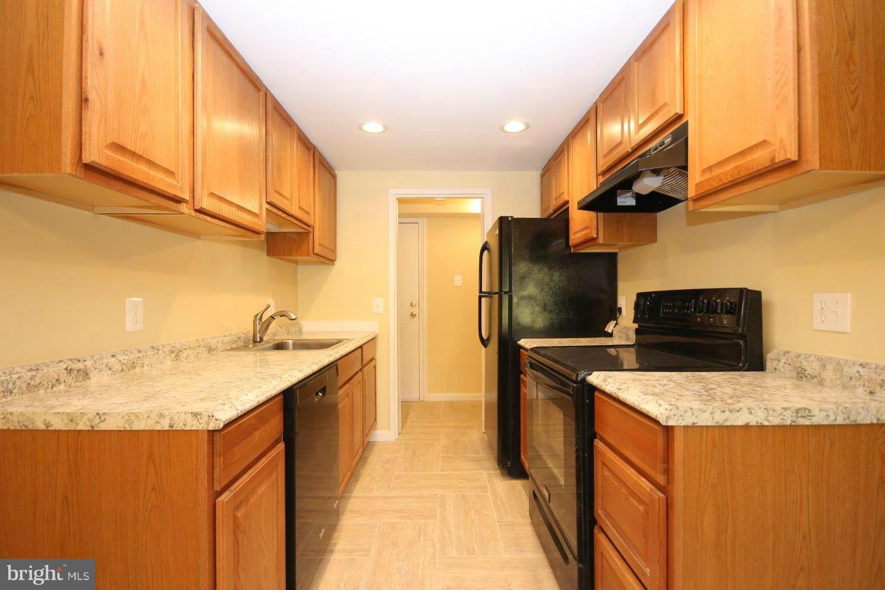 11643 Stoneview Square, Unit 1B Reston, VA 20191 - Photo 4 of 24 Kitchen