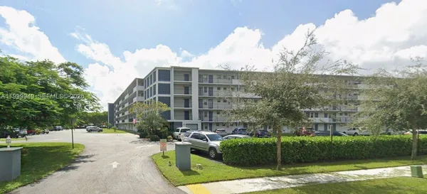 $1,900 | 950 Hillcrest Drive, Unit 302, Hollywood, FL 33021