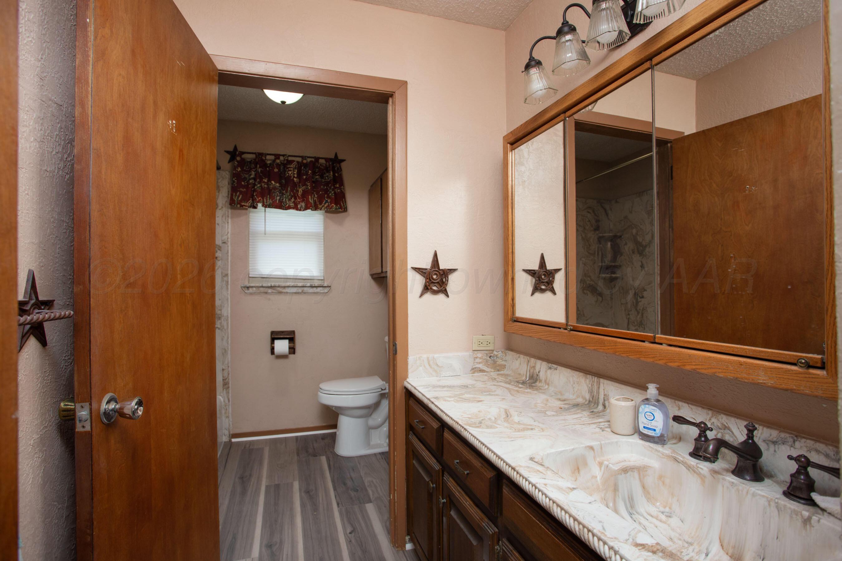 5016 Yale Street Amarillo, TX 79109 - Photo 16 of 31 Hall Bathroom