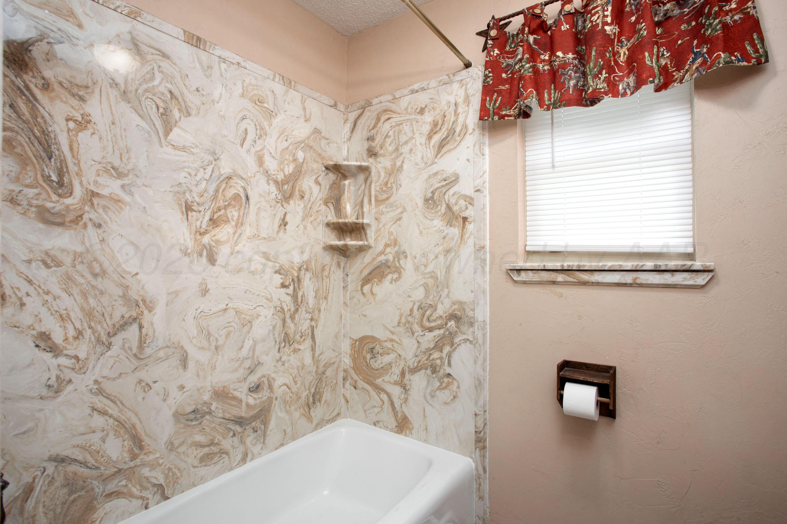 5016 Yale Street Amarillo, TX 79109 - Photo 17 of 31 Hall Bathroom