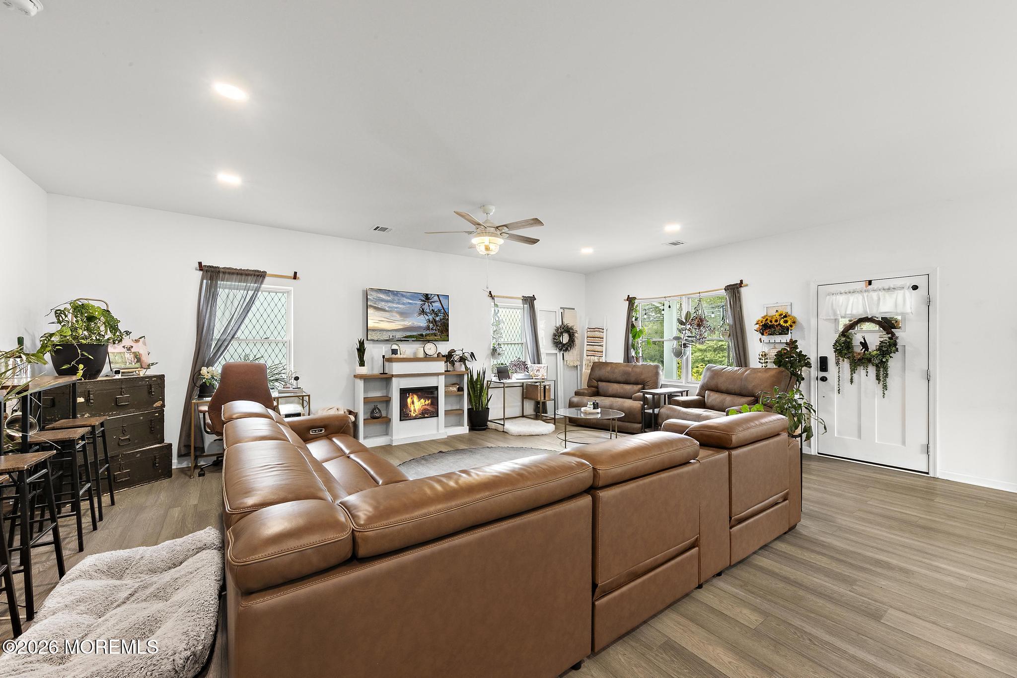 413 South Green Street Tuckerton, NJ 08087 - Photo 8 of 42 living area