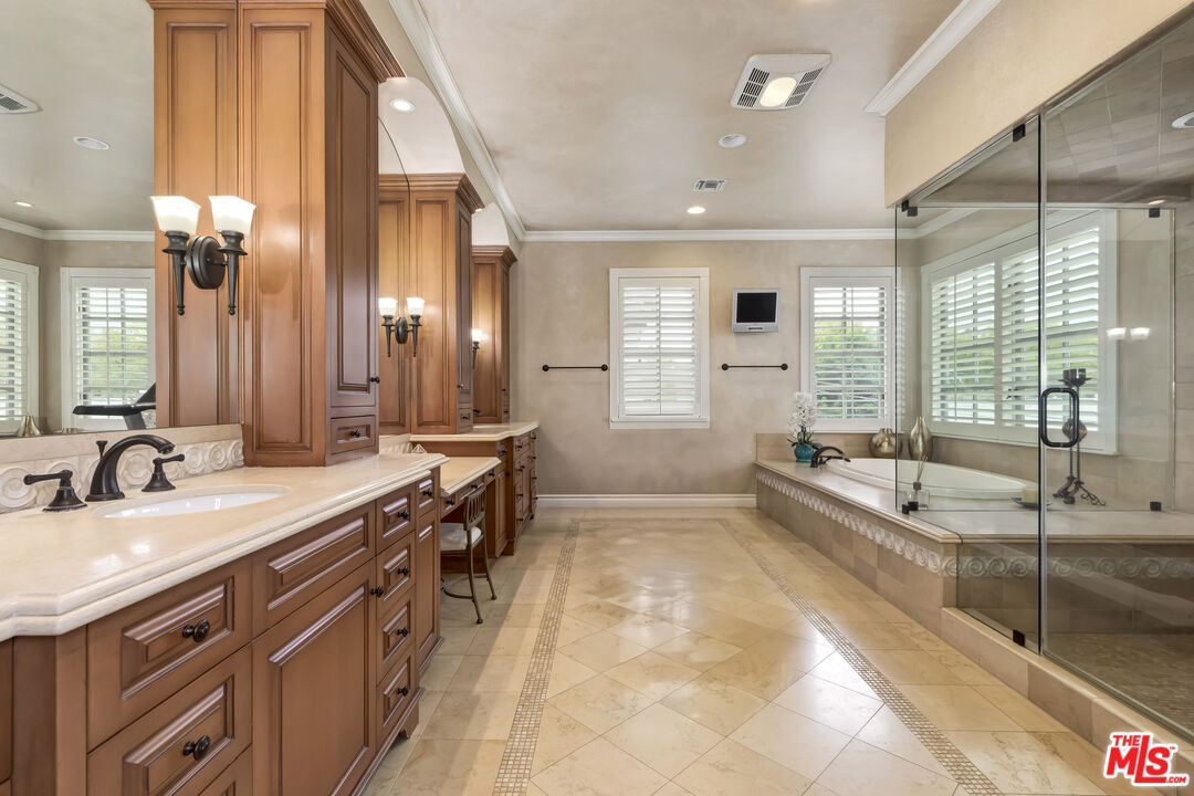 9355 Kirkside Road Los Angeles, CA 90035 - Photo 19 of 30 a large bathroom with double vanity and a tub