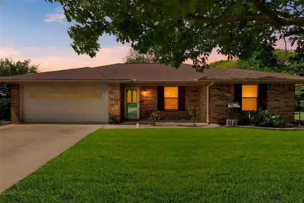 $345,000 | 127 Prairie View Lane, Red Oak, TX 75154