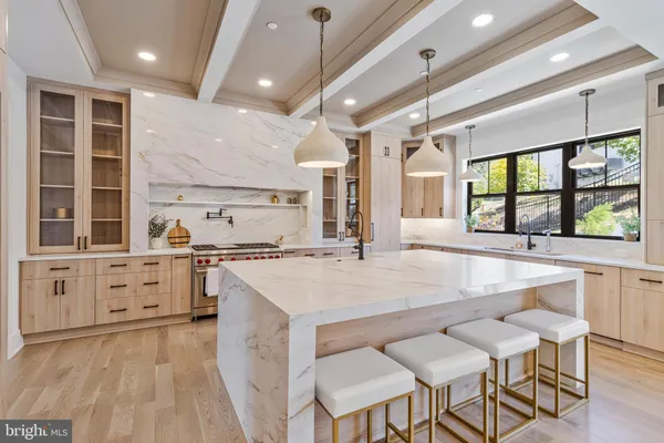 a large kitchen with kitchen island a large island in it