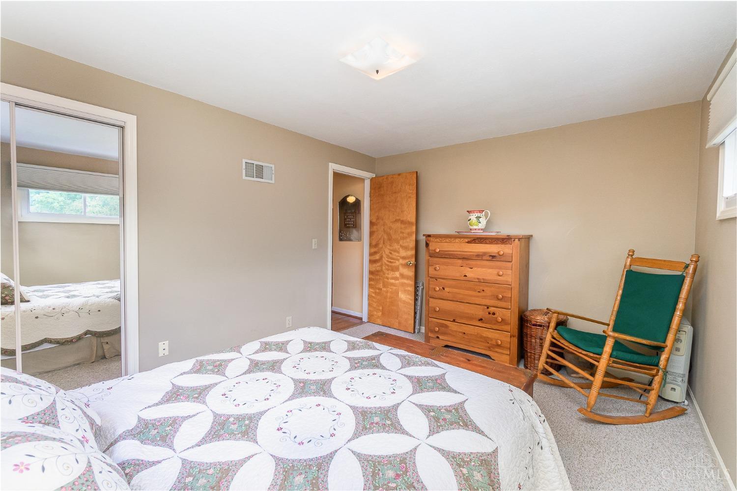 17 Hadley Road Greenhills, OH 45218 - Photo 13 of 36