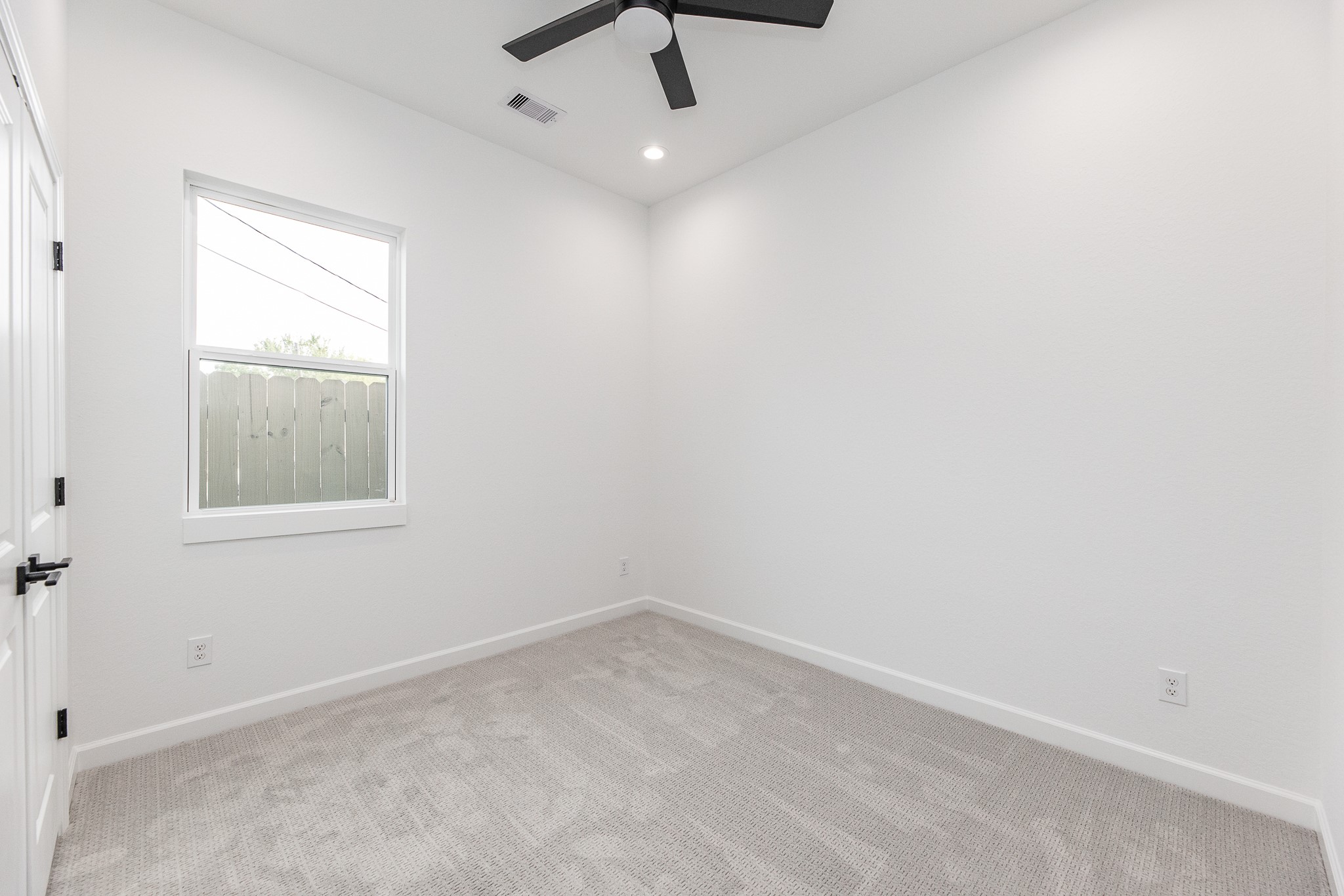 8502 Safeguard Street, Unit B Houston, TX 77051 - Photo 21 of 26 an empty room with a window