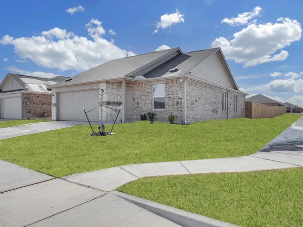 a view of a back yard of the house