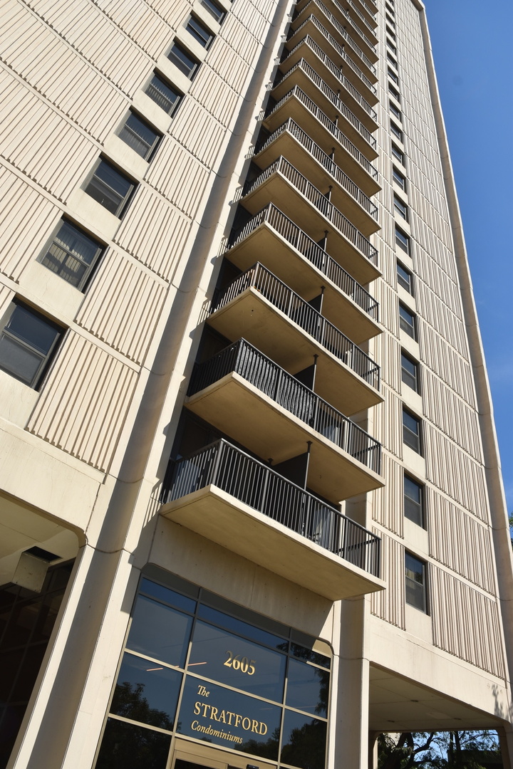 2605 South Indiana Avenue, Unit 2008 Chicago, IL 60616 - Photo 1 of 25 a front view of a building