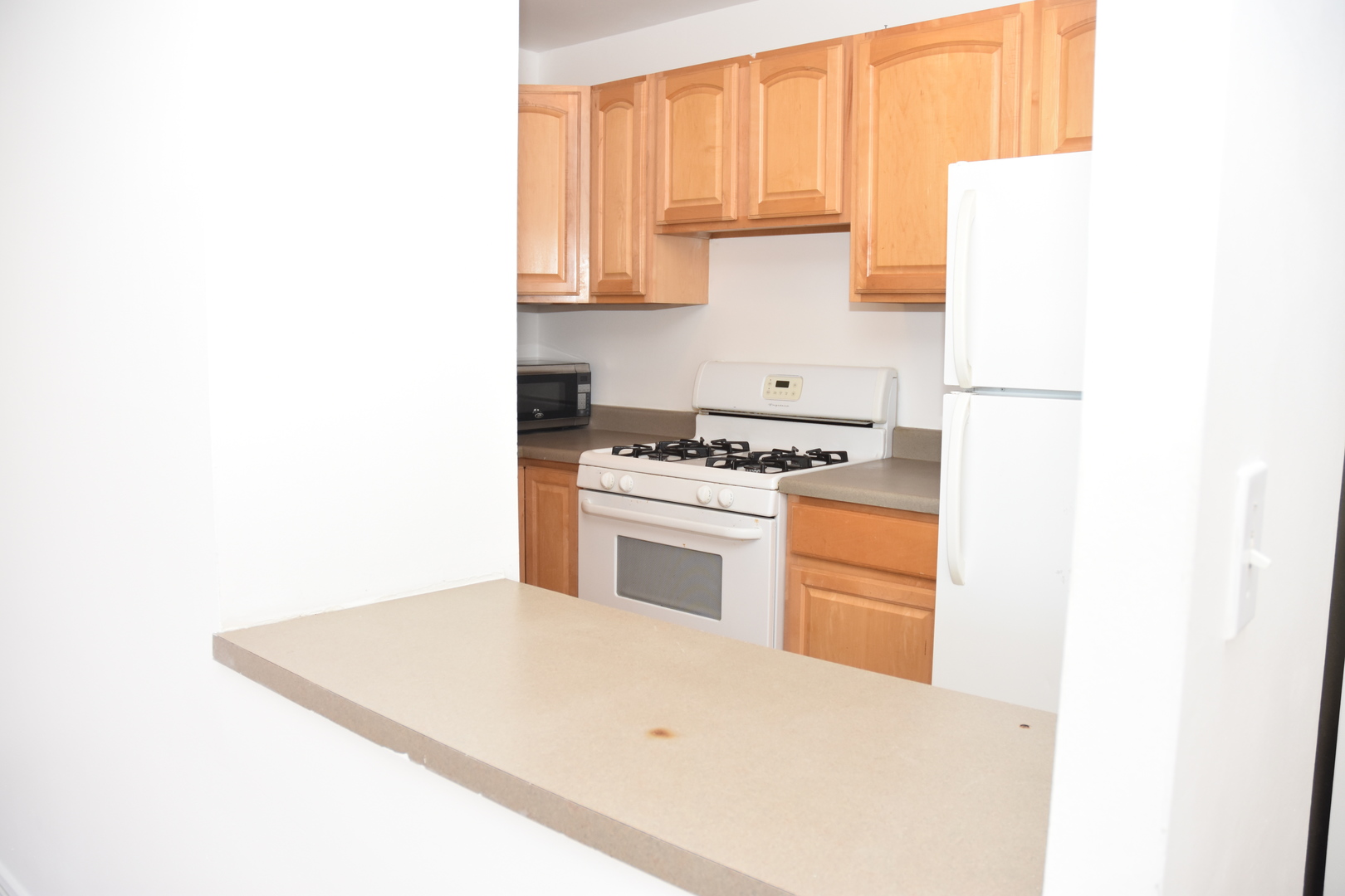 2605 South Indiana Avenue, Unit 2008 Chicago, IL 60616 - Photo 16 of 25 a kitchen with cabinets and white appliances