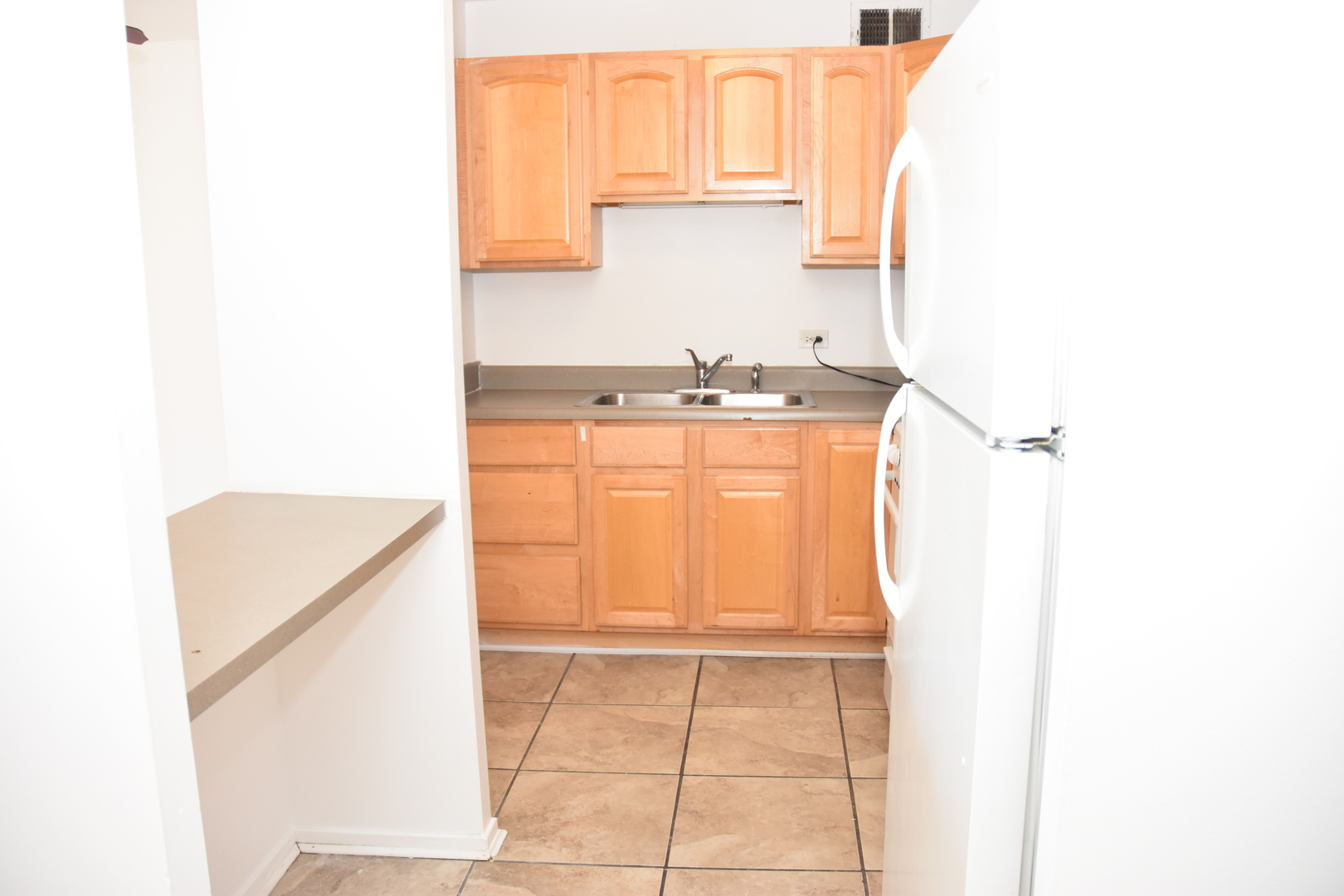 2605 South Indiana Avenue, Unit 2008 Chicago, IL 60616 - Photo 17 of 25 a bathroom with a sink and a window