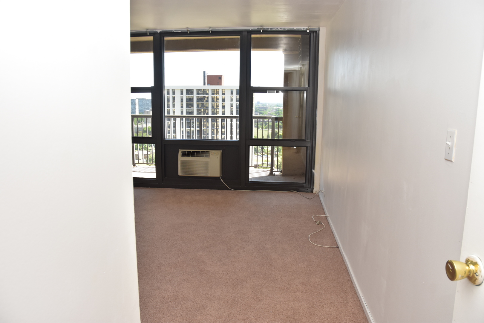 2605 South Indiana Avenue, Unit 2008 Chicago, IL 60616 - Photo 18 of 25 a view of an empty room with a window