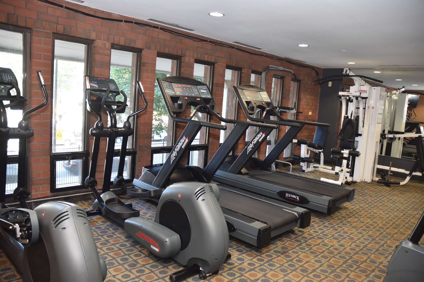 2605 South Indiana Avenue, Unit 2008 Chicago, IL 60616 - Photo 24 of 25 a room with gym equipment