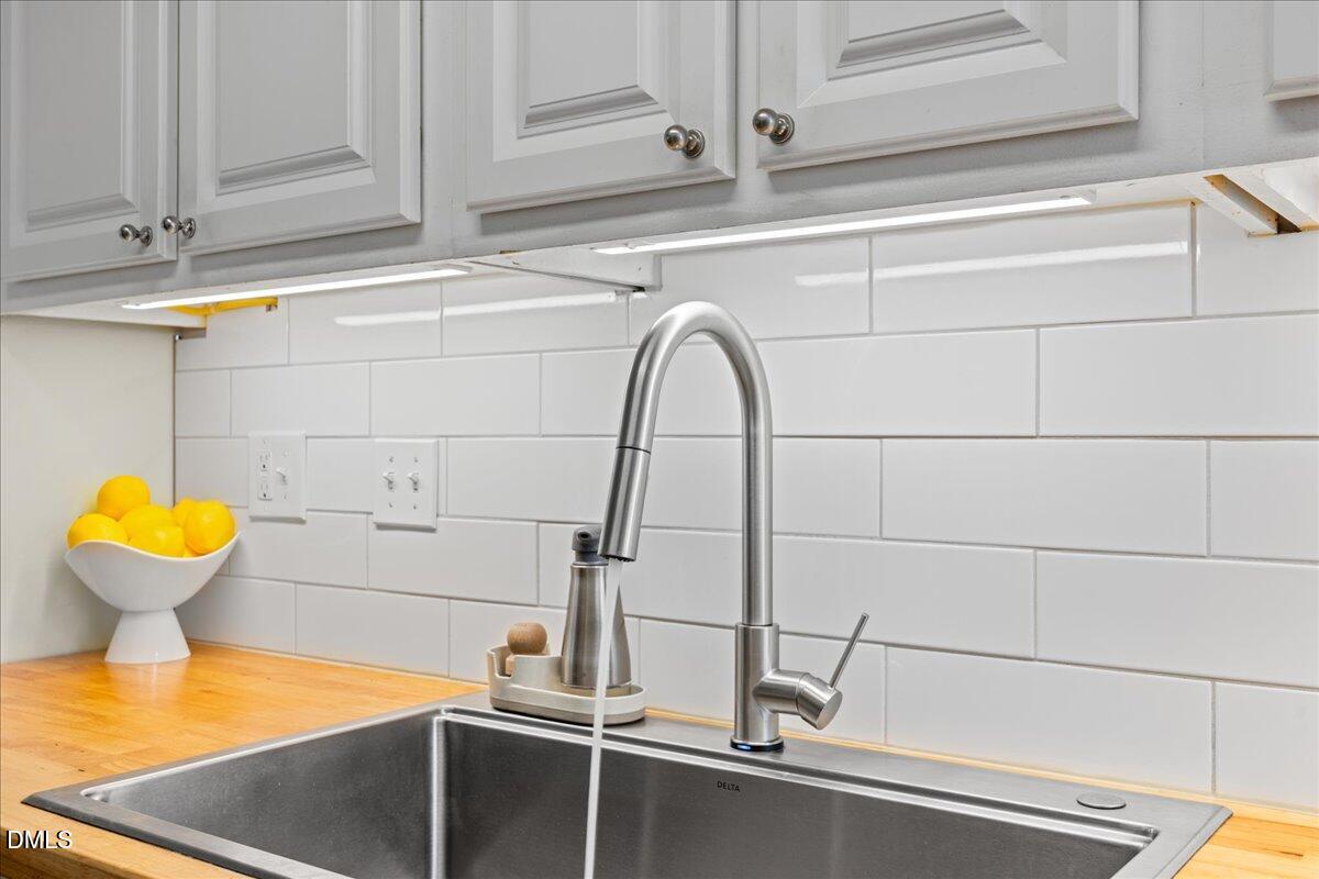 501 Darby Glen Lane Durham, NC 27713 - Photo 9 of 25 a bathroom with a sink and a mirror