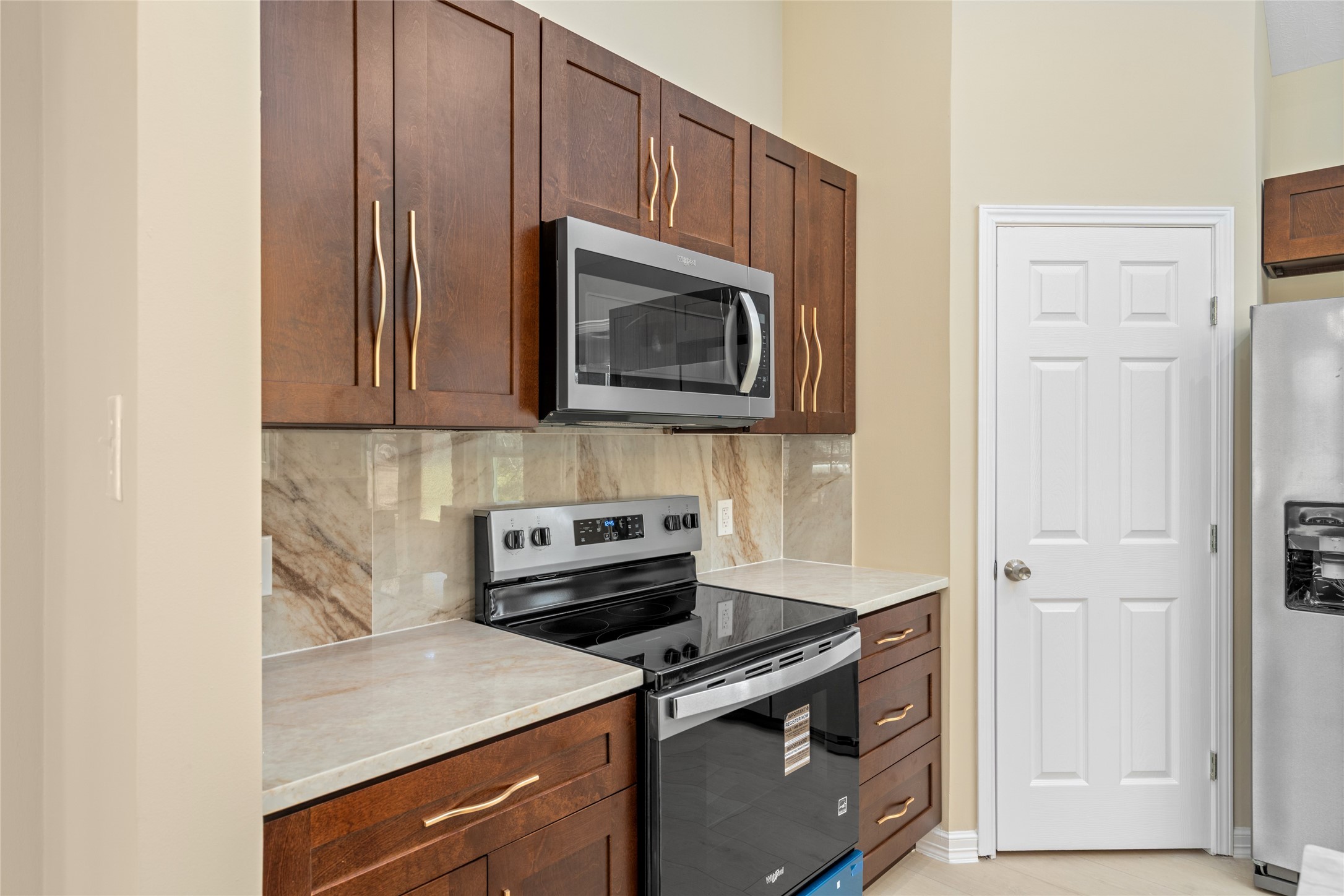 4654 North Teague Street Rosharon, TX 77583 - Photo 20 of 46 The kitchen’s design exudes
sophistication, with rich wood
tones, polished countertops,
and plenty of room to
entertain guests while
preparing meals.