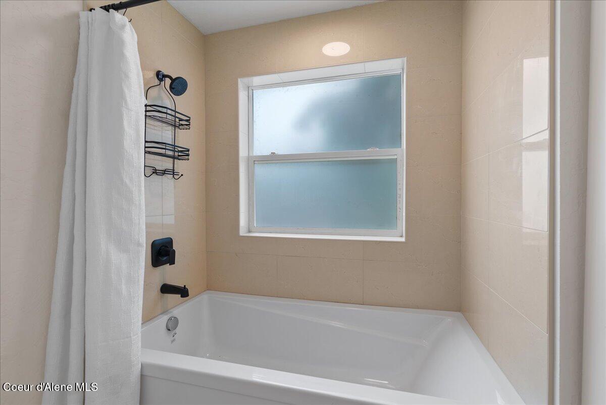 202 South 18th Street Coeur D'Alene, ID 83814 - Photo 27 of 52 28-Primary bathroom