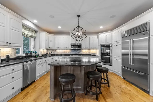 $1,699,900 | 18434 Bearpath Trail, Eden Prairie, MN 55347