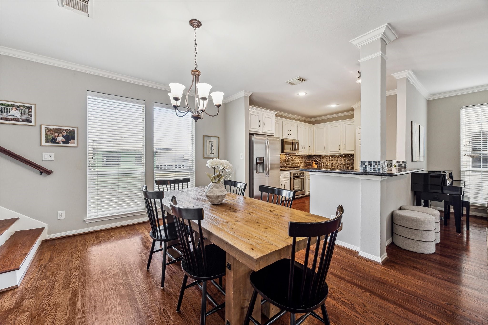 920 Cohn Street Houston, TX 77007 - Photo 8 of 24 Breakfast space with a window for natural light.