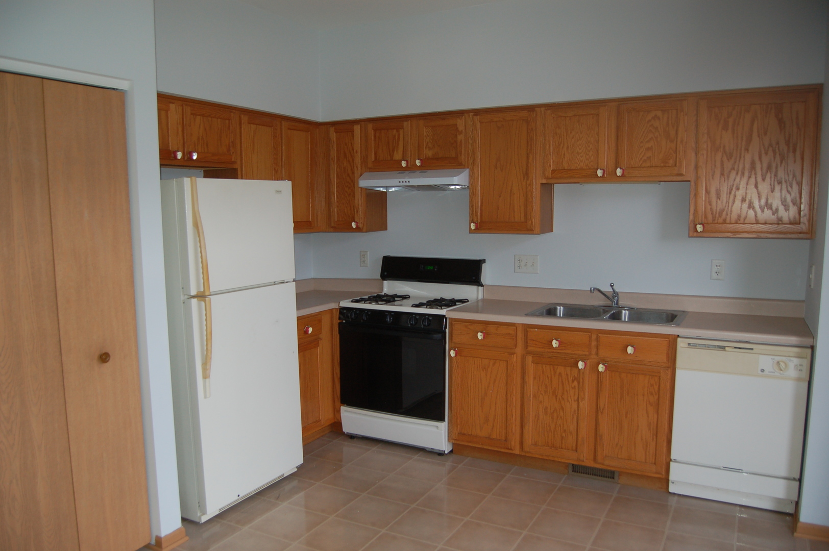 757 Bayles Drive Romeoville, IL 60446 - Photo 3 of 17