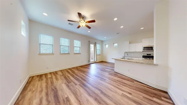 $2,800 | 155 Benjis Place, The Woodlands, TX 77380