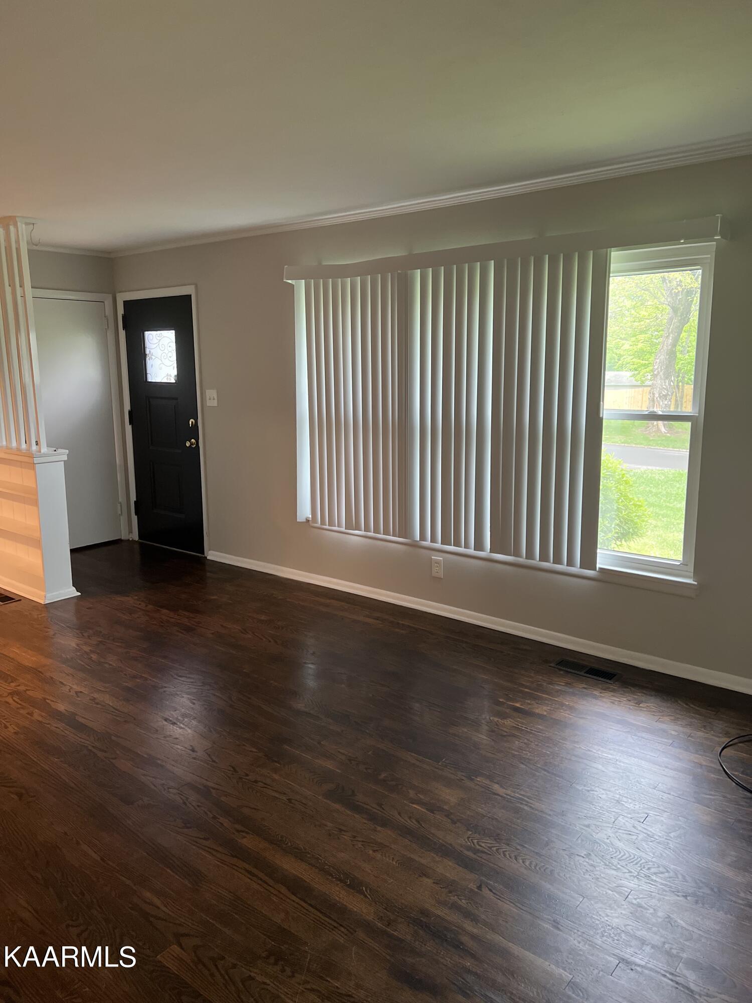 5209 Bluefield Road Knoxville, TN 37921 - Photo 3 of 10 Living Room