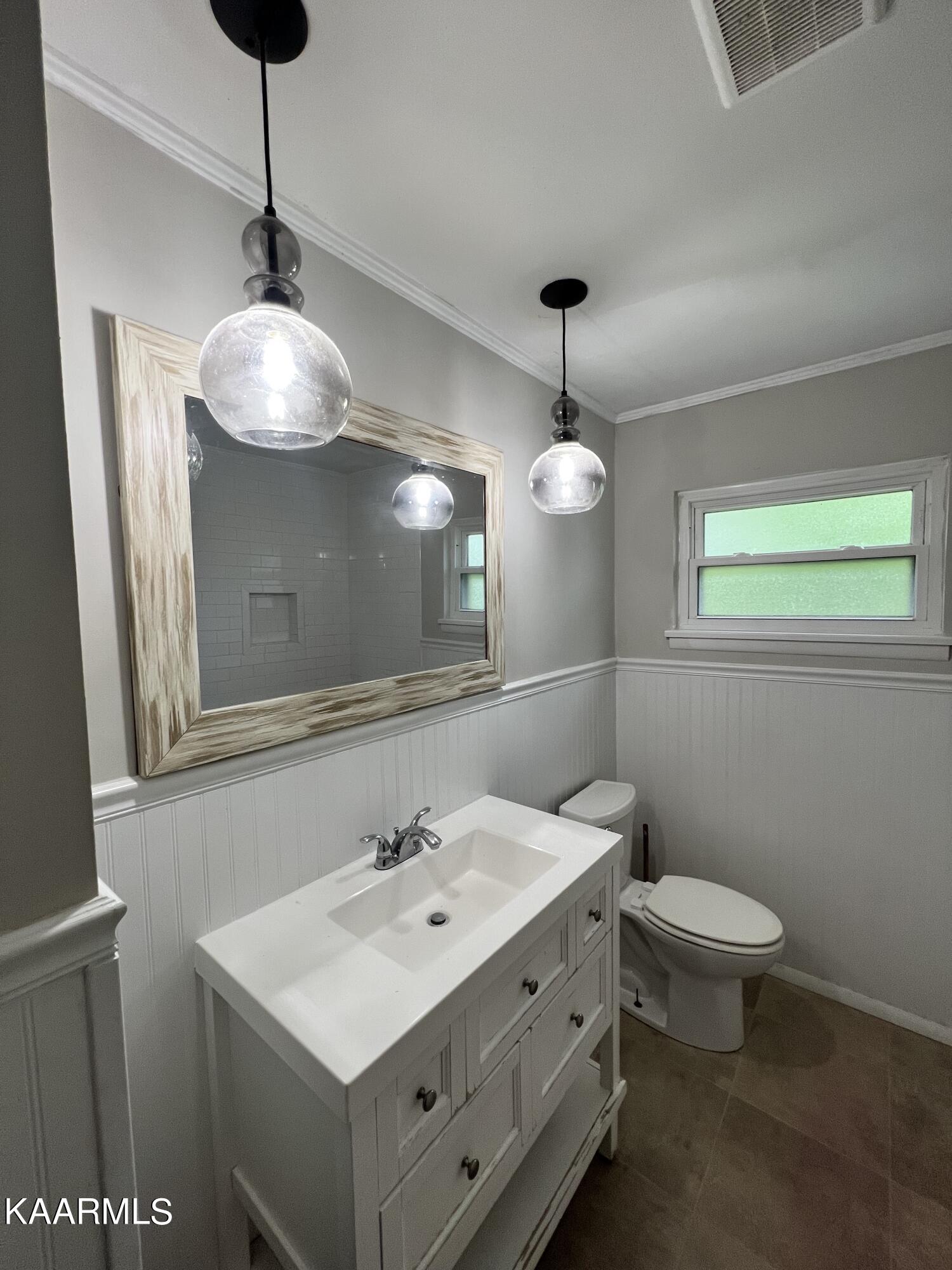 5209 Bluefield Road Knoxville, TN 37921 - Photo 9 of 10 Bath