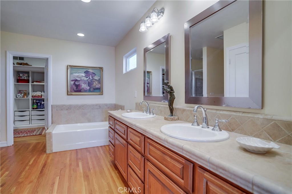 4010 Bluff Place San Pedro, CA 90731 - Photo 50 of 72 Primary Bathroom Ensuite