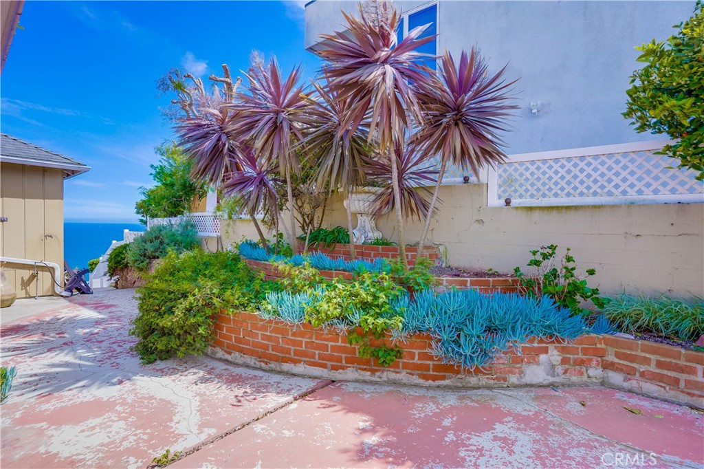 4010 Bluff Place San Pedro, CA 90731 - Photo 62 of 72 a front view of a house with a yard