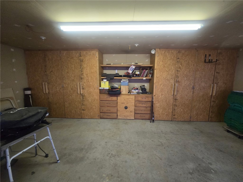 3325 Bacobi Road Golden Valley, AZ 86413 - Photo 21 of 44 Garage