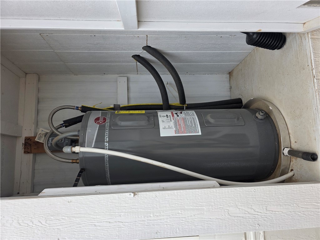 3325 Bacobi Road Golden Valley, AZ 86413 - Photo 38 of 44 Utilities with electric water heater