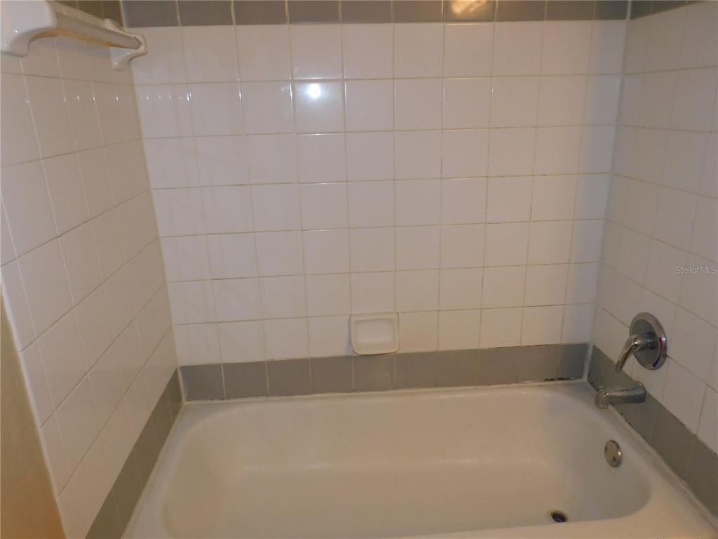 3480 Soho Street, Unit 101 Orlando, FL 32835 - Photo 26 of 29 a bathroom with a bathtub