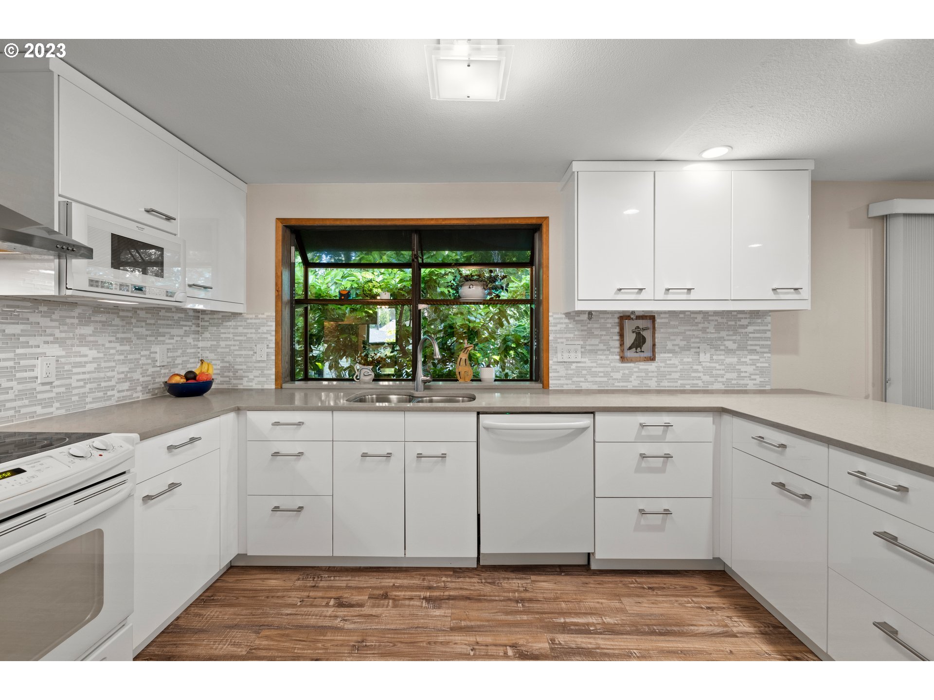 5115 Southwest Richenberg Court Portland, OR 97239 - Photo 6 of 31 Gallery Image 6