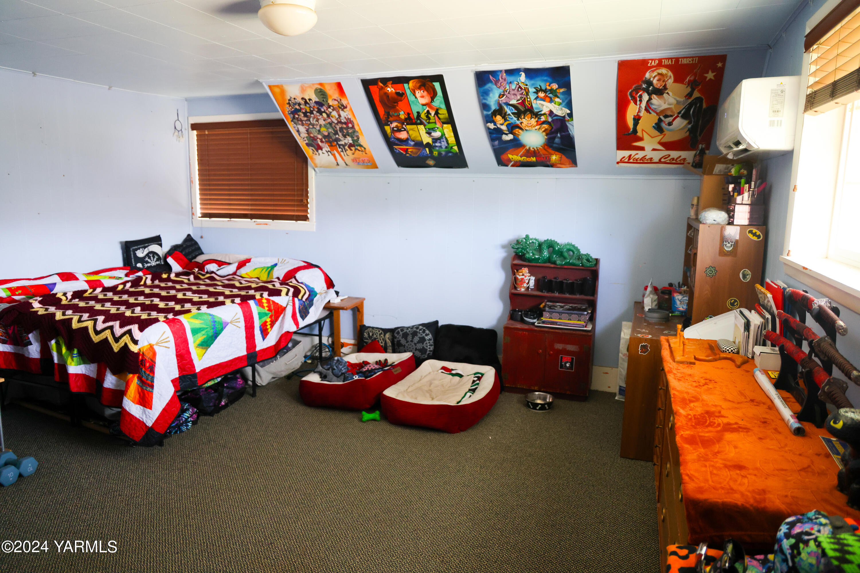 512 East Charron Road Moxee, WA 98936 - Photo 7 of 17 a bedroom with toys and a bed