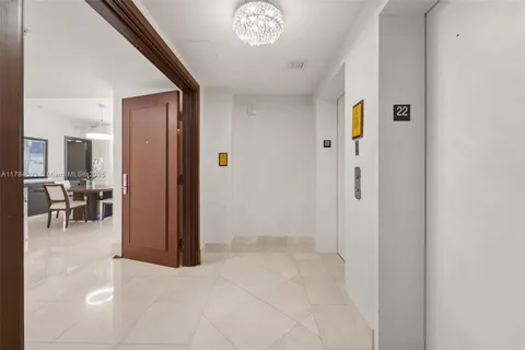 a view of livingroom with dining area