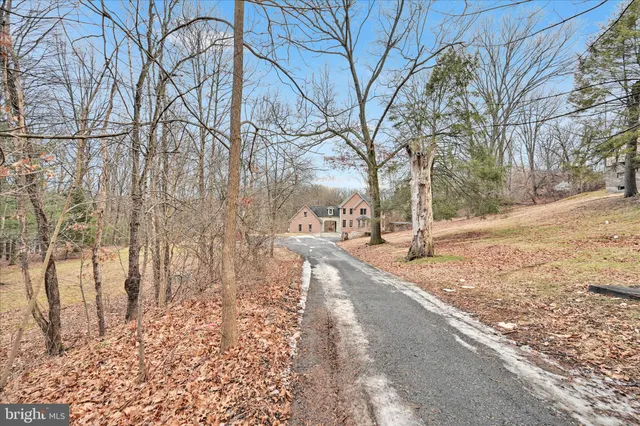 a view of livingroom with furniture