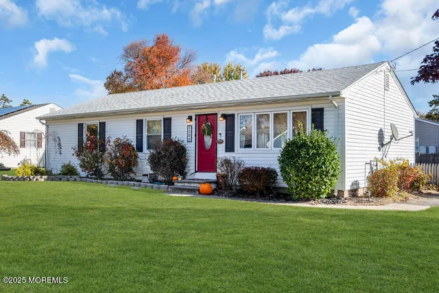 a view of a house with back yard and a garden