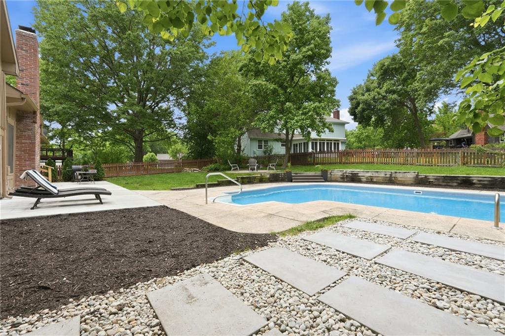 11809 Rosehill Road Overland Park, KS 66210 - Photo 33 of 38